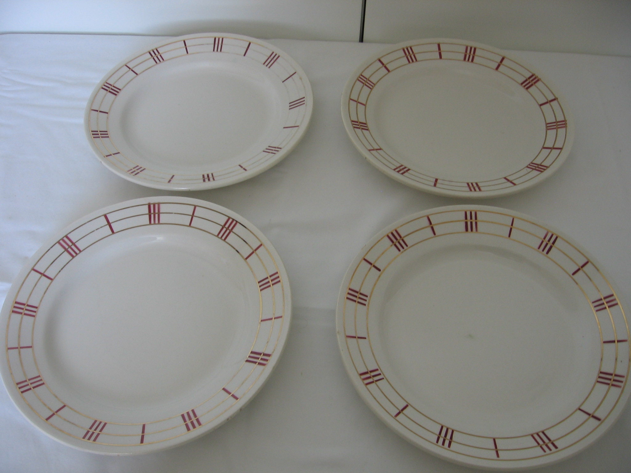 Ensemble de 4 Millésimes Moulin Des Loups Rouge et Or sur Plaques Fond Blanc/Assiettes Vers 1920 Mod