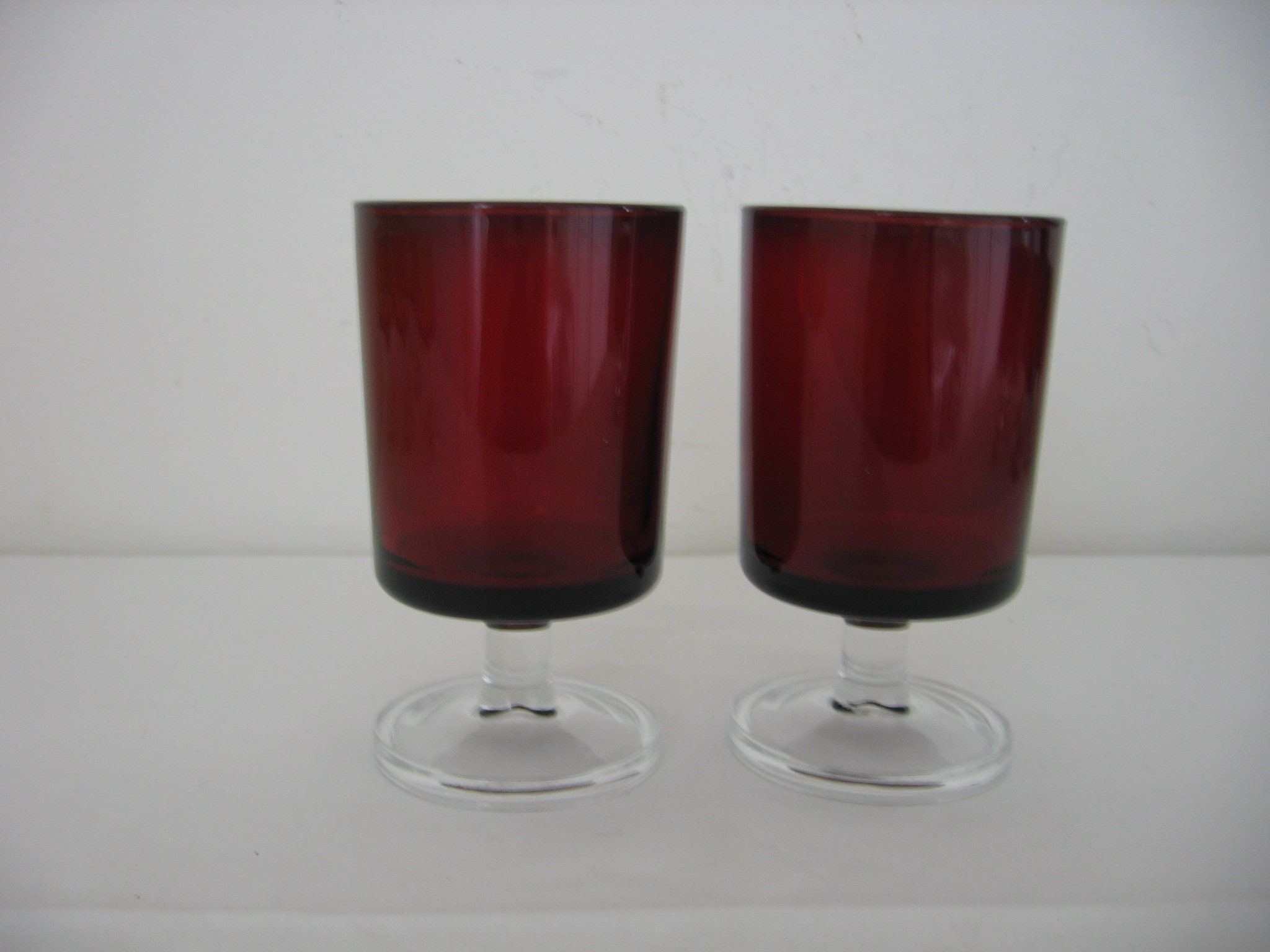 Superbe Paire de Rouge Cavalier Luminarc/Cristal d'arques Durand Wine Glasses 1970S