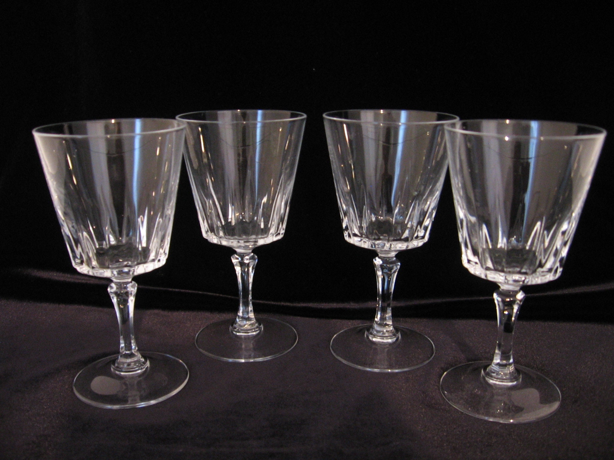 Set of 2 French wine glasses with Versailles design