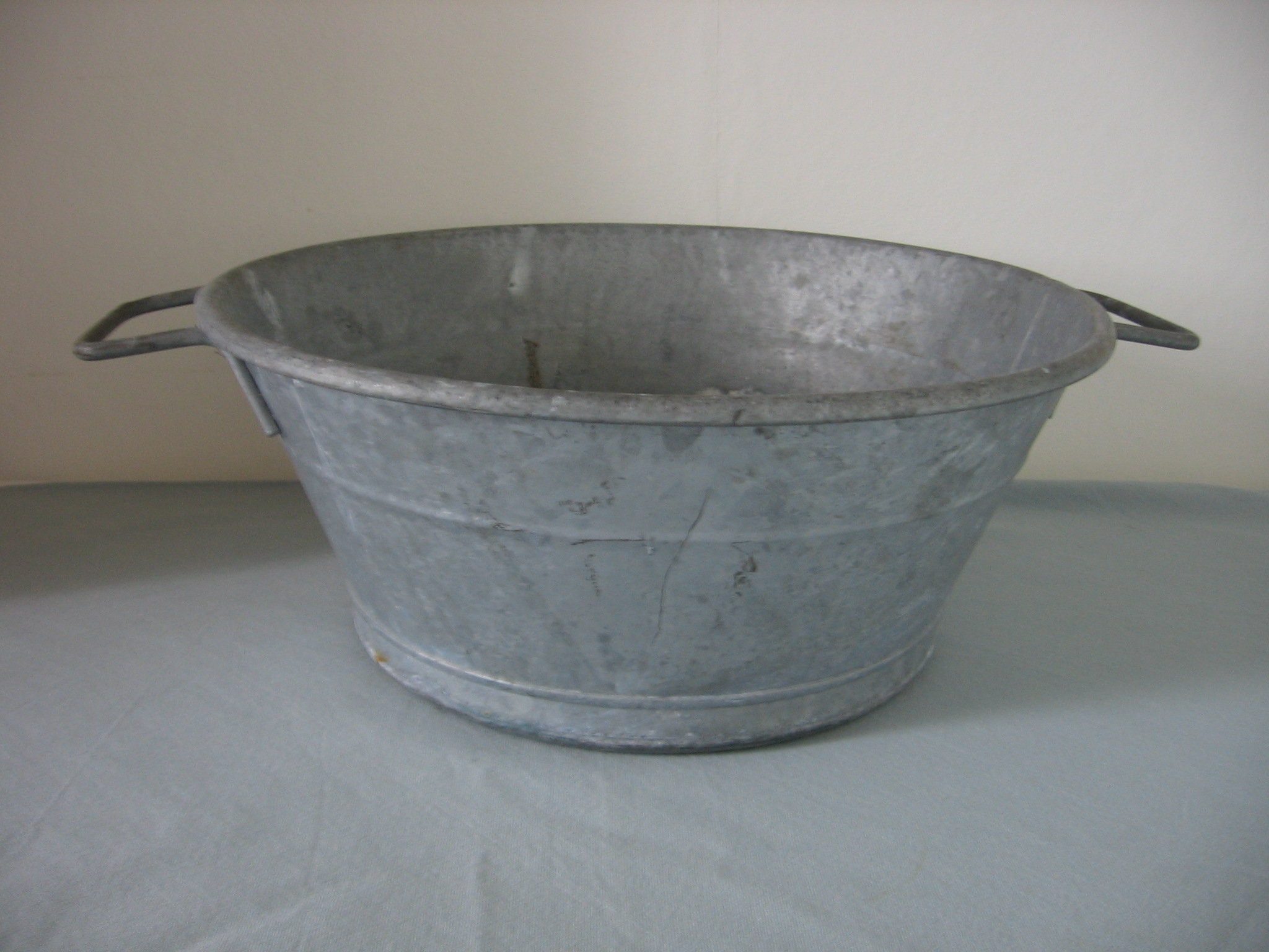 Français Vintage Mid Century Galvanised Zinc Laundry Basin/Bowl Display Garden Decor