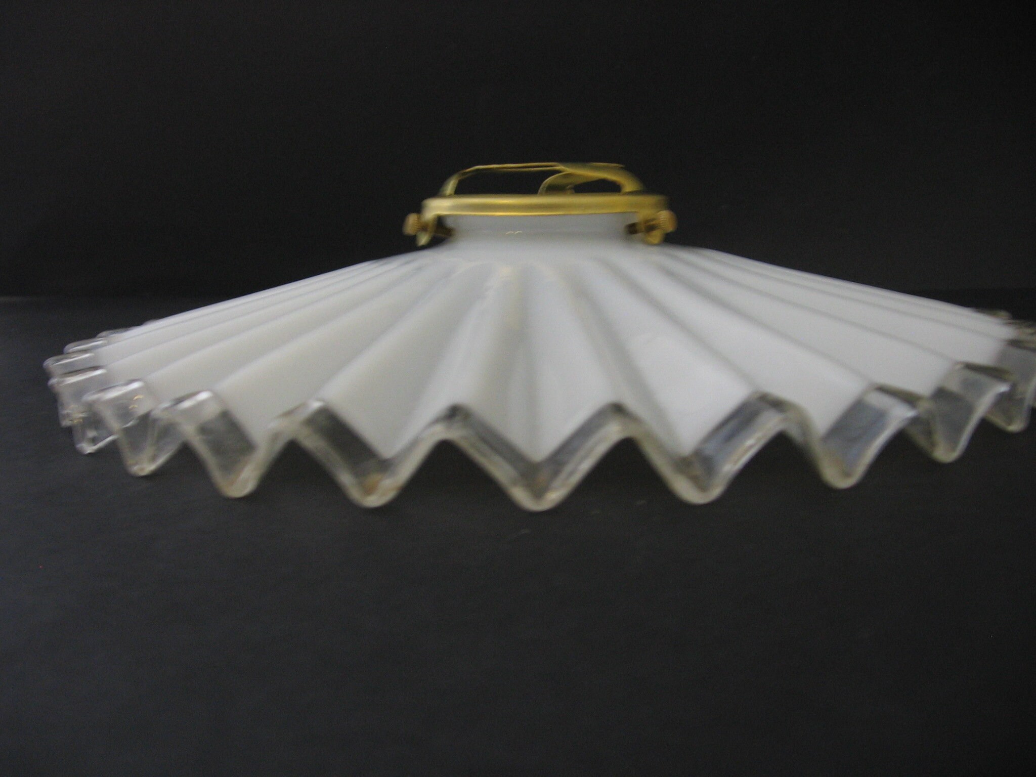 Jolie Glace de Lait Blanc Antique Français Abat-Jour Plafond d'opaline avec Le Bord Frilly Raccord M