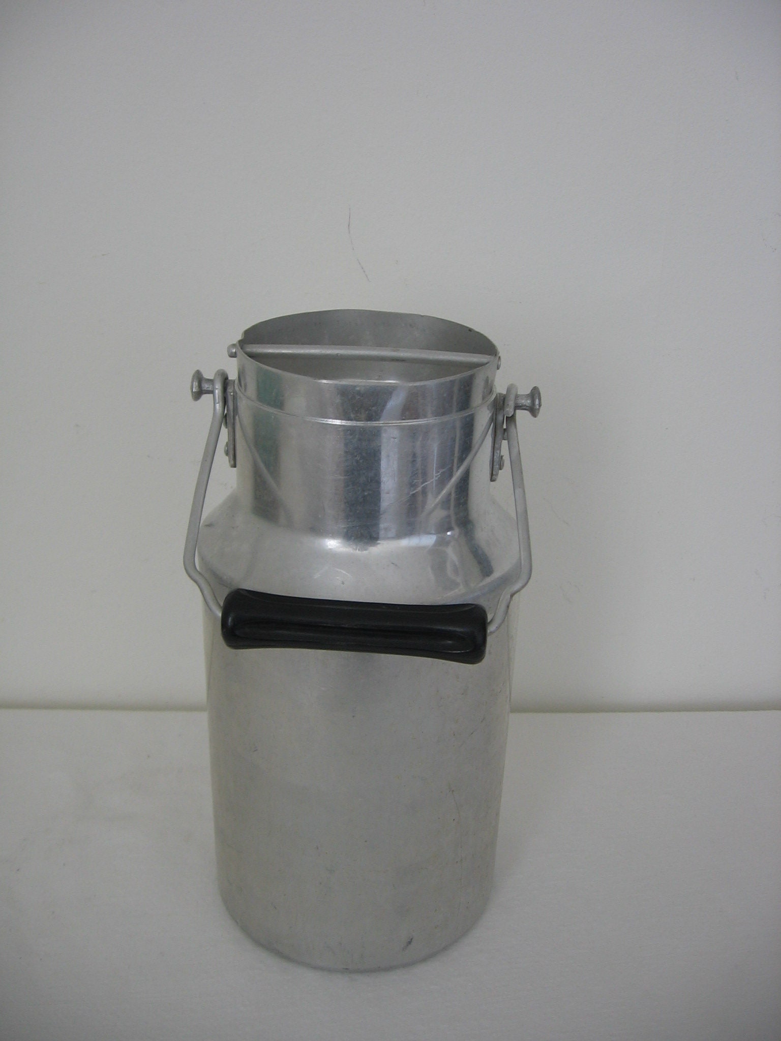 Aluminium Lait Churn 2 Litres Capacité Français Fermier/Récipient d'eau Conteneur Décoratif Circa 19