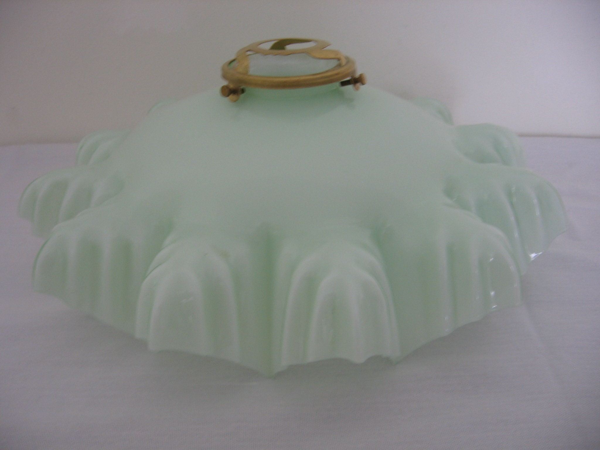 Art Déco Français Art Style Vintage Vert Pâle Lait Verre Flocon de Neige Design Frilly Edged Suspens