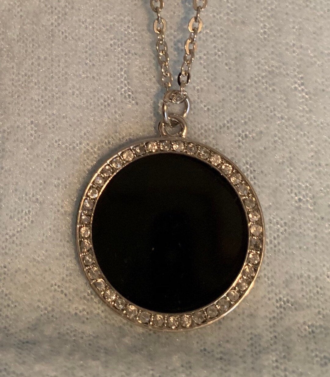 collier vintage avec petit médaillon en onyx noir et petit strass sur métal doré