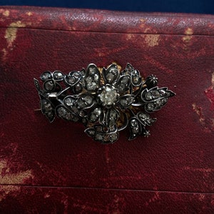 Broche antiguo de flor de diamantes: Plata sobre oro En Tremblant, 3,9 ct de diamantes