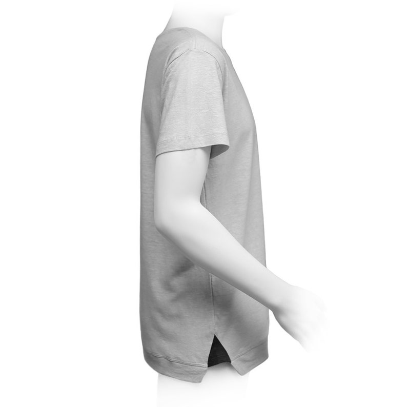 Op de afbeelding: Een lichtgrijs T-shirt met korte mouwen en een iets langere zoom aan de achterkant. Het T-shirt is gemaakt van een zachte, comfortabele stof.