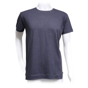 Op de afbeelding: Een donkergrijs T-shirt met korte mouwen en een ronde hals.
