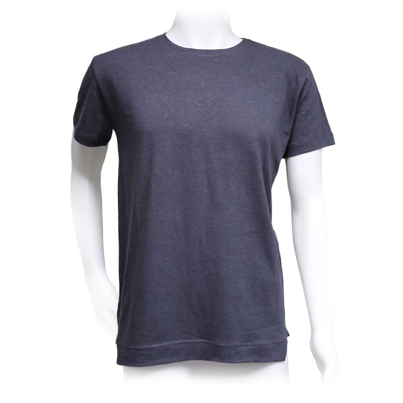 Op de afbeelding: Een donkergrijs T-shirt met korte mouwen en een ronde hals.