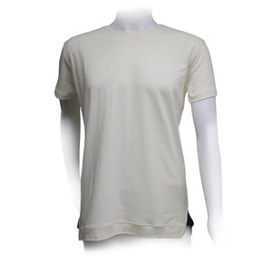 Op de afbeelding: Een effen wit T-shirt met korte mouwen en een ronde hals.