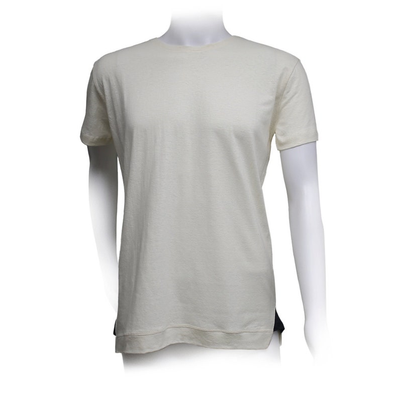 Op de afbeelding: Een effen wit T-shirt met korte mouwen en een ronde hals.