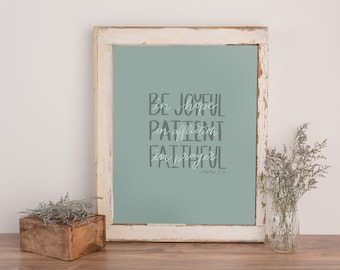 Digitaldruck Handlettered Bibelvers | Sofort Download | Bibel Vers Print For Room | Römer 12:12 | Blau Kunstdruck | Kalligraphie Print