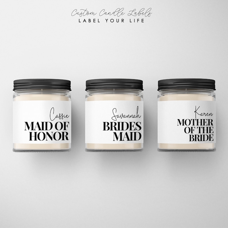 Pu&ograve; includere: Tre barattoli di candele bianche con coperchi ed etichette neri. Le etichette hanno testo nero che recita "Cassie Maid of Honor", "Savannah Brides Maid" e "Karen Mother of the Bride".