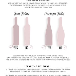 Pu&ograve; includere: Una guida per adattare le etichette alle bottiglie di vino e champagne. La guida mostra due forme di bottiglie diverse e indica se l'etichetta si adatter&agrave; correttamente. Il testo recita "Guida all'adattamento delle bottiglie" e "Per ottenere i migliori risultati: Utilizzare bottiglie con un corpo dritto dove verr&agrave; posizionata l'etichetta. La parte della bottiglia dove viene posizionata l'etichetta deve avere la stessa larghezza dall'alto verso il basso." La guida include anche il testo "Le bottiglie di forma strana, come quelle evidenziate sopra, possono causare il rigonfiamento dei bordi dell'etichetta quando vengono posizionate sulla bottiglia. Questo perch&eacute; gli adesivi non possono essere posizionati piatti su superfici arrotondate e curve!" e "Prova l'adattamento prima! Se non sei ancora sicuro che le tue bottiglie funzionino, ti consigliamo vivamente di provare l'adattamento prima di applicare effettivamente le tue etichette. Per fare ci&ograve;, tieni le tue etichette contro la bottiglia prima di staccarle per esporre l'adesivo. Se le etichette si posizionano completamente piatte sulla bottiglia, allora sai che hai un buon adattamento e puoi procedere con l'applicazione. Sentiti libero di contattarci tramite i messaggi Etsy se hai domande relative alle dimensioni e all'adattamento delle bottiglie! label your life"