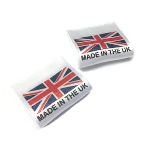 Puede incluir: Dos etiquetas de satén blanco con una bandera del Reino Unido impresa y el texto "Made in the UK".