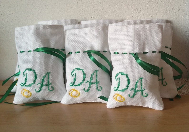 30 Pezzi Sacchetti in Tessuto in Tela Di Iuta 7x9 cm, Sacchettini Bomboniere in Juta Riutilizzabili con Coulisse, Sacchetto Regalo, Bomboniere per Feste, Gioielli, Matrimonio, Laurea e Fai da te