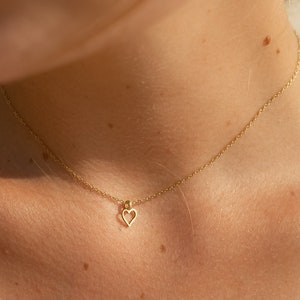 Ketting met hartje hanger zilver of goud Minimalistisch hartje ketting Damesketting van RVS Cadeau voor haar inclusief cadeaudoosje afbeelding 1