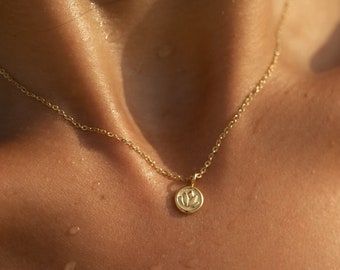 Collier avec pendentif fleur de lotus • Collier minimaliste • Collier en acier inoxydable pour femme • Chaîne en or filigrane • Cadeau pour elle avec boîte