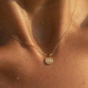 Halskette mit Lotus Blumen Anhänger Minimalistische Kette Damen Halskette aus Edelstahl Filigrane Goldkette Geschenk für Sie mit Box Bild 1