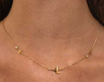 Collier avec oiseaux & pierres précieuses • Chaîne en acier inoxydable doré • Collier oiseaux femme • Cadeau de communion • Bijoux en filigrane • Minimaliste