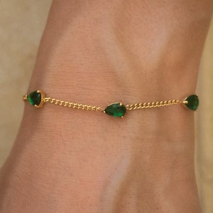 Edelsteenarmband voor dames • Gouden armband met drie groene chakrastenen • Minimalistische armband • Perfect sieradencadeau voor dames