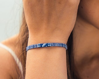 Boho Surfer armband voor vrouwen en mannen - handgemaakte festival sieraden - surfer armband strandaccessoires - waterdicht en verstelbaar blauw