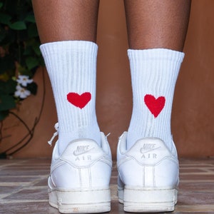 Lustige Socken Damen & Herren • Herz Socken Bestickt • Weiße Tennissocken mit Motiv • Retro Tennis Socken • Witzige Socken