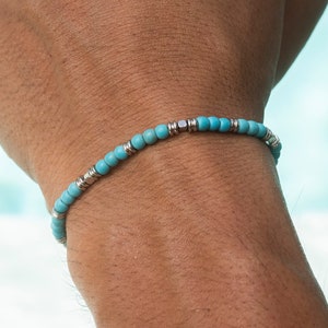 Kralenarmband heren • Armband met turquoise en zilveren kralen • Zomersieraad • Surferarmband heren • Cadeau voor hem