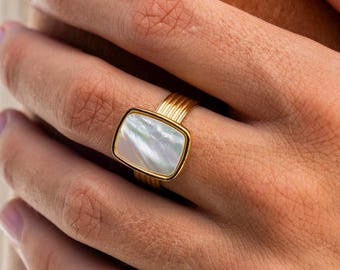 Pärlemorring • Justerbar storlek och vattentät • Ring i rostfritt stål med gulddetaljer • Ring med pärlemorsten • Sommaraccessoar • Present till henne