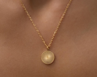Halskette mit Sonnen Anhänger • Minimalistische Sonnenkette • Damen Halskette aus Edelstahl • Filigrane Goldkette • Geschenke für Frauen