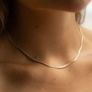 Minimalistische Schlangenkette Gold Silber Rosé Halskette Schlangen Design 3mm Choker Halskette Damen Gliederkette Geschenk für Sie Bild 1