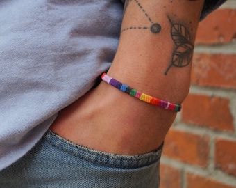 Bracelet de fierté pour hommes femmes et queers - Bracelet LGBT CSD Festival dans le style Boho Ethno - Fabriqué par Nami Handmade Rainbow Surfer Fabric Band