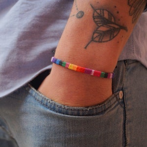 Pride Bransoletka dla Mężczyzn, Kobiet i Queerów Bransoletka LGBT CSD Festival w stylu boho Ethno Made by Nami Handmade Rainbow Surfer Fabric Band zdjęcie 3