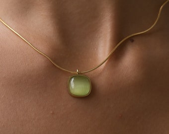 Catena a serpente con pendente in pietra preziosa • Collana in pietra preziosa • Catena in acciaio inossidabile con pietra ametista verde • Gioielli Boho • Regalo per lei