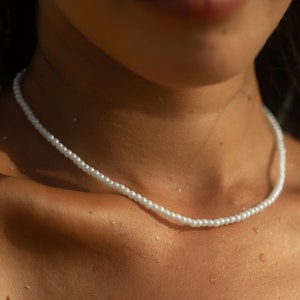 Collier de perles d'eau douce blanc Collier de perles d'eau douce Collier minimaliste Tour de cou en perles pour femmes Collier pour femmes Cadeau pour elle image 1