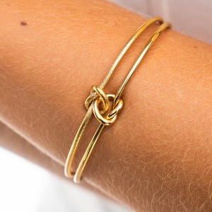 Herz Armreif Gold • Goldener Armreif aus  Edelstahl • Armreif Herz Geknotet • Größenverstellbar & Wasserfest • Weihnachtsgeschenk für Frauen
