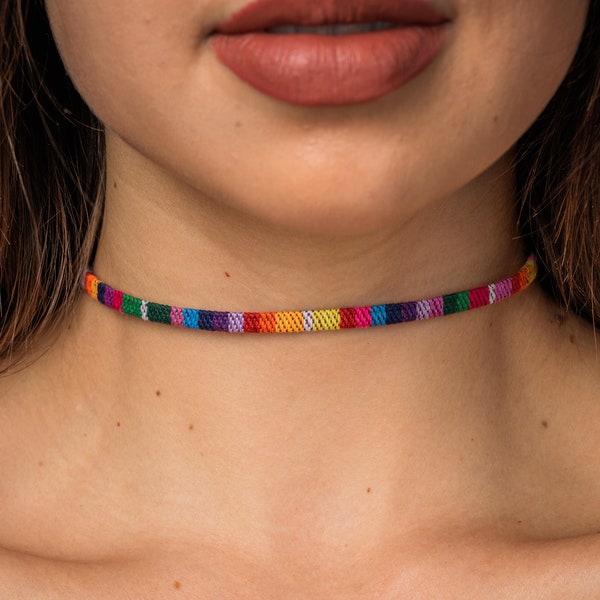 Pride Choker Halskette Männer Frauen & Queers - LGBT CSD Festival Accessoire im Boho Ethno Style - Verstellbar + 100% wasserfest Regenbogen