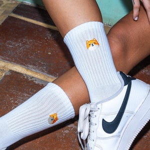 madebynami Funny Socks Women Men Shiba Inu Dog Socks Embroidered Socks White Tennis Socks Crew Socks with Motif