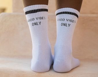 Weiße Tennissocken mit Spruch • Retro Tennis Socken Weiss • Crew Socks mit Print für Damen & Herren • Lustige Socken • Witzige Damensocken