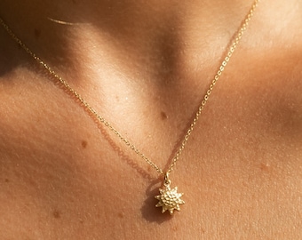 Collana con ciondolo sole • Collana minimalista con sole • Collana da donna in acciaio inossidabile • Catena in filigrana d'oro • Regalo per lei con scatola