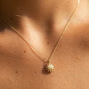 Halskette mit Sonnen Anhänger Minimalistische Sonnenkette Damen Halskette aus Edelstahl Filigrane Goldkette Geschenk für Sie mit Box Bild 1