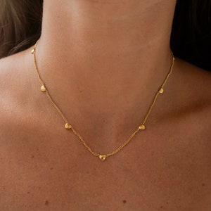 Herzkette Gold • Edelstahl Halskette Damen • Goldkette mit Herz Anhängern • Filigraner Schmuck • Geschenk für Sie
