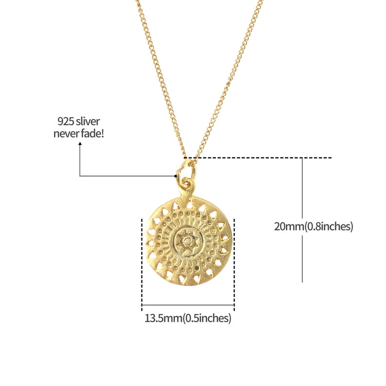K&ouml;nnte beinhalten: Goldkette mit einem runden Anh&auml;nger mit einem detaillierten Mandala-Design. Der Anh&auml;nger misst 20 mm im Durchmesser und 13,5 mm in der H&ouml;he.