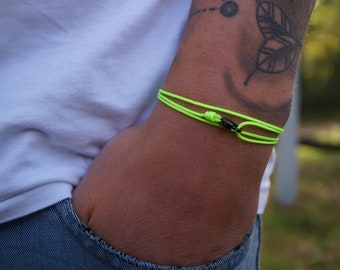 Dünnes Wickelarmband mit Karabiner Verschluss - Handmade Surfer Armband - Verstellbar & Wasserfest  - Geschenk für Männer (Neon Grün S)