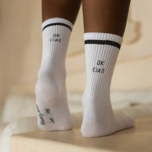 Weiße Tennissocken mit Spruch Retro Tennis Socken Weiss Crew Socks mit Print für Damen & Herren Lustige Socken Witzige Damensocken Bild 1