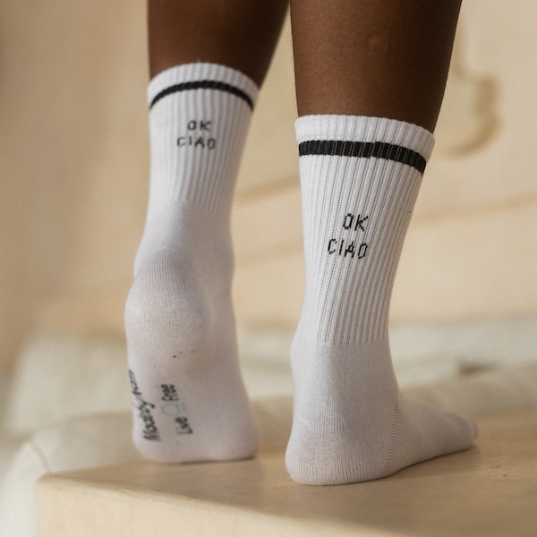 Weiße Tennissocken mit Spruch • Retro Tennis Socken Weiss • Crew Socks mit Print für Damen & Herren • Lustige Socken • Witzige Damensocken