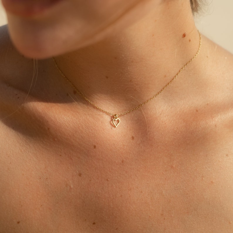 Halskette mit Herz Anhänger Silber oder Gold Minimalistische Herzkette Damen Halskette aus Edelstahl Geschenk für Sie inkl Geschenkbox Bild 1