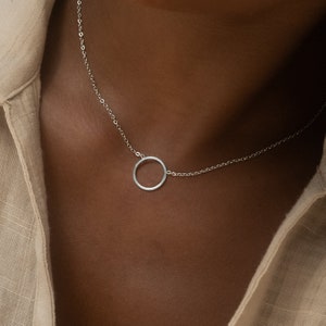 Halskette mit Kreis Anhänger Silber oder Gold Kreiskette Minimalistische Halskette Damen Halskette aus Edelstahl Geschenk für Sie Bild 5