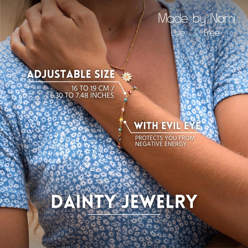 K&ouml;nnte beinhalten: Ein goldenes Kettenarmband mit bunten Perlen und einem kleinen Sonnenblumen-Anh&auml;nger. Das Armband ist von 16 bis 19 cm verstellbar. Der Text "With Evil Eye" ist auf dem Bild zu sehen, zusammen mit dem Satz "Protects you from negative energy". Der Text "Made by Nami" und "Live Free" ist ebenfalls auf dem Bild zu sehen.