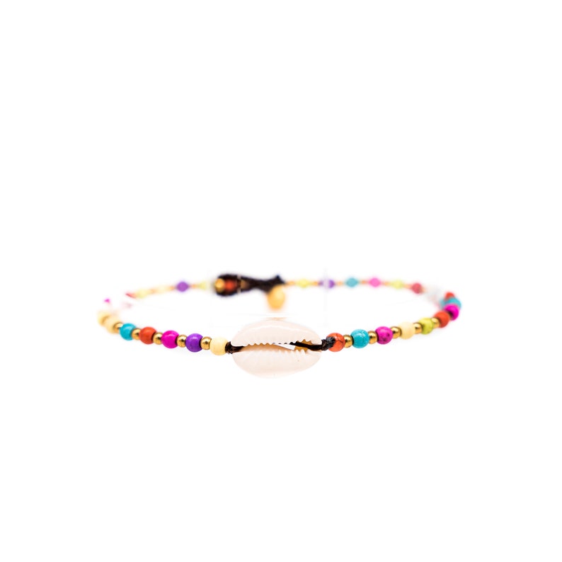 Goa Fußkettchen mit Perlen & Muschel Damen Fußband Boho Style Makramee Schmuck mit Perlen und Glöckchen Surfer Festival Accessoires Regenbogen