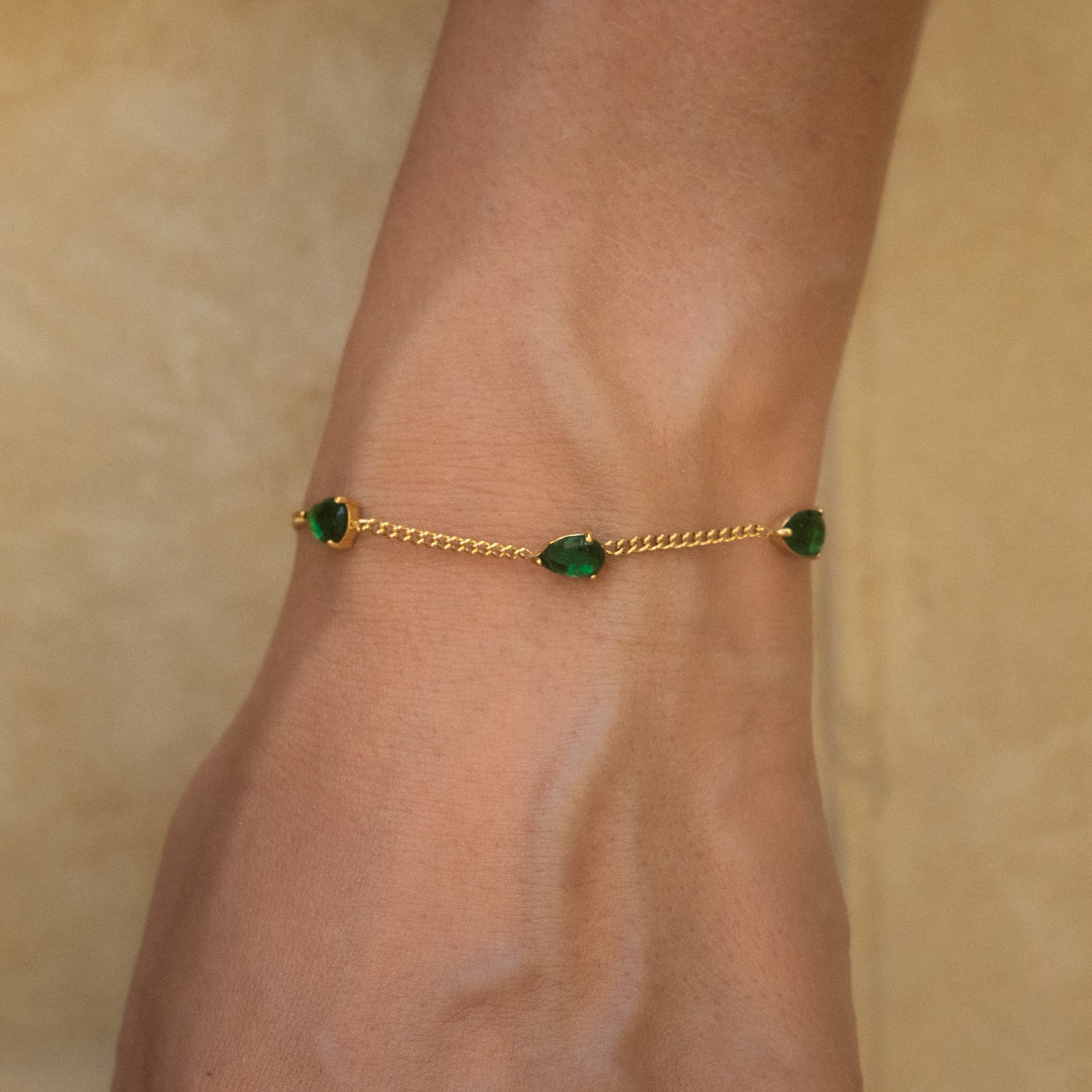 Beautiful ? green and gold bracelet in very good shape Emerald Green Bracelet Set | Gogo Lush main image 3